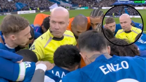 El árbitro Paul Tierney quedó atrapado en medio de los jugadores del Chelsea