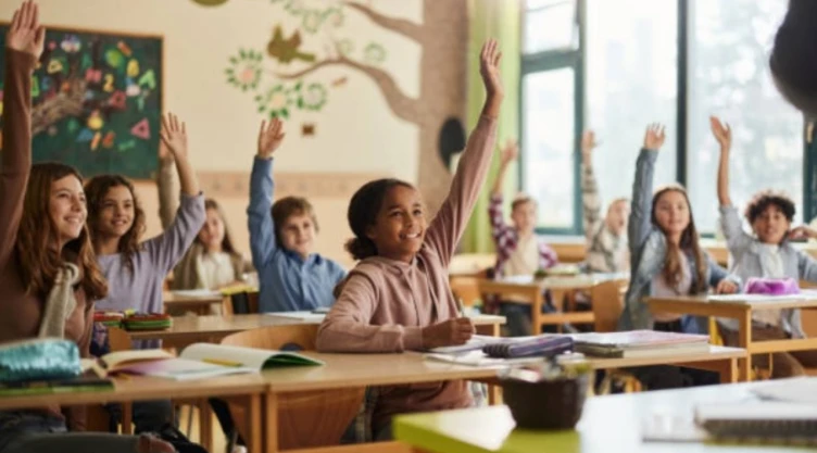 Becas Edomex 2025 para escuelas privadas: Turno de registro para primaria y secundaria; requisitos aquí. En la imagen se observa a un conjunto de niños participando en un salón de clases en una escuela privada.