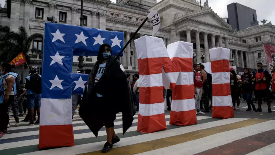 Protestas contra el FMI frente al Congreso de Argentina