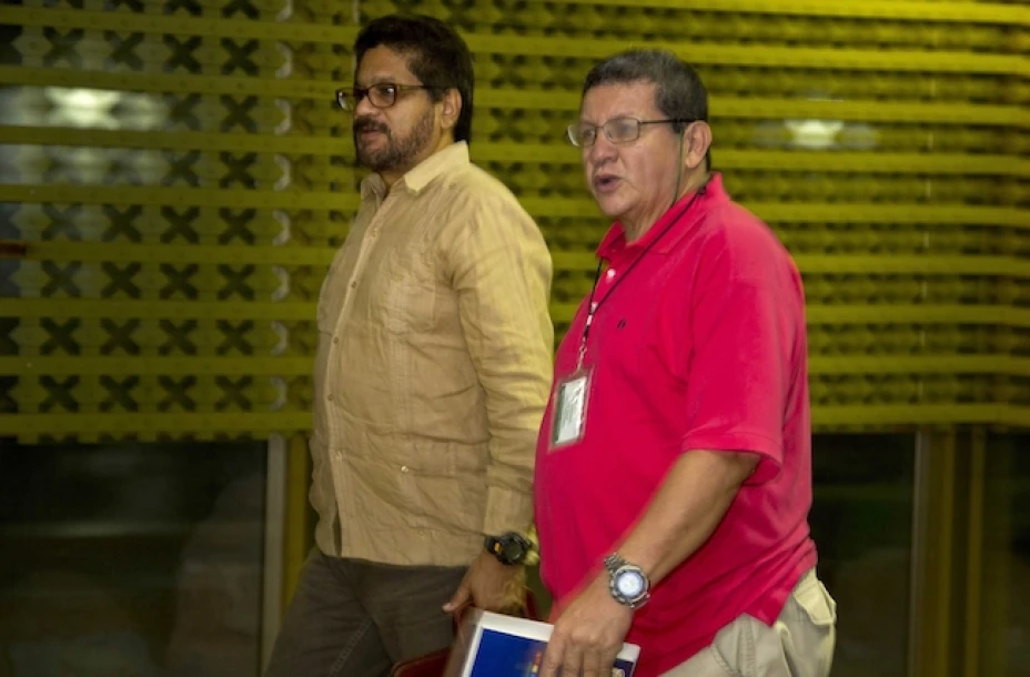 Iván Márquez (izq.), jefe negociador de las FARC, durante el anuncio del acuerdo con el gobierno colombiano