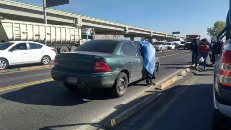 Intentó rebasar por el carril confinado del mexibús e impacto a un hombre en Ecatepec.