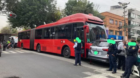 Se registra fuerte choque entre Metrobús y camioneta en Eje 2 Xola deja 12 heridos