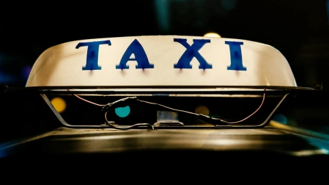 Mujer destrozó parabrisas de taxi tras accidente por coladera sin tapa en Pachuca
