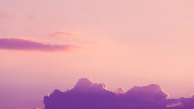 Alertan por enorme nube morada en el cielo de Chile