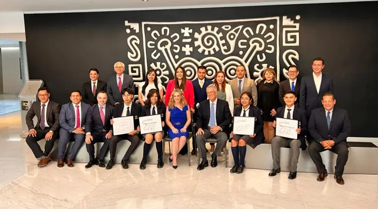 ricardo-salinas-pliego-otorga-becas-a-alumnos-de-excelencia