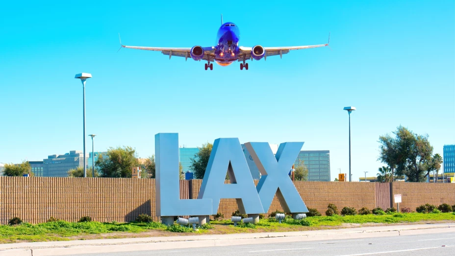Avión sobrevuela el cartel de entrada al aeropuerto de Los Ángeles (LAX)