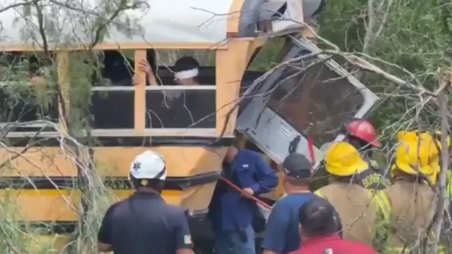 Video de choque de tráiler y autobús en Tamaulipas deja 20 estudiantes lesionados.jpg