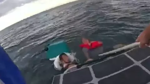 Rescatan a padre e hijo aferrados a hielera.jpg