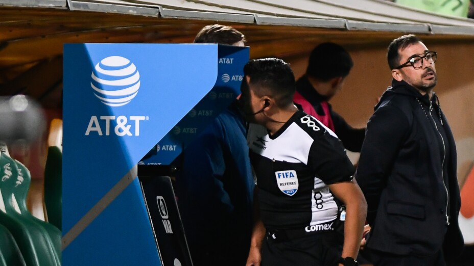 El árbitro Fernando Guerrero revisa una jugada en el VAR durante el partido Santos vs Atlético San Luis.