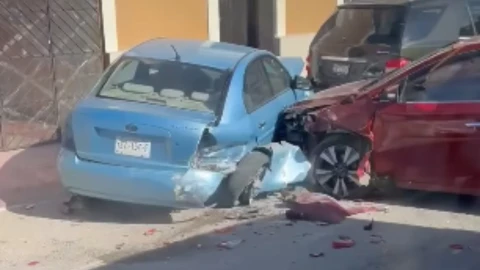 Dos autos quedan DESTROZADOS tras protagonizar fuerte accidente en el centro de Mérida.jpg