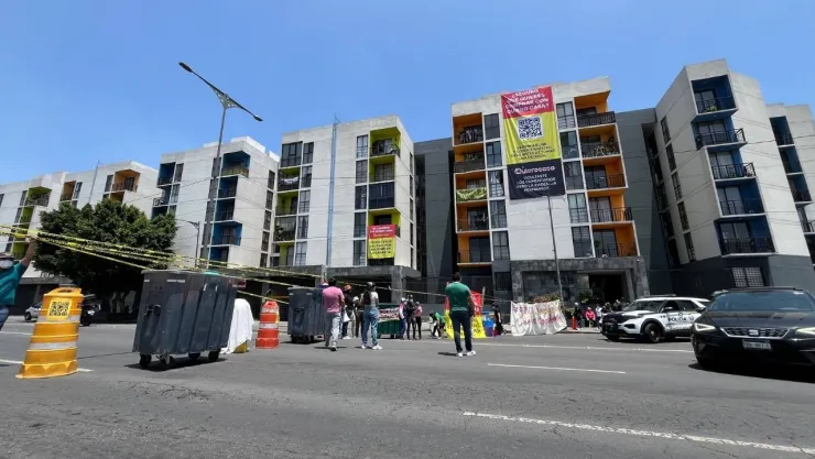 Vecinos bloquean calles de Ignacio Zaragoza y generan caos vial rumbo al Metro Puebla: Colapso CDMX