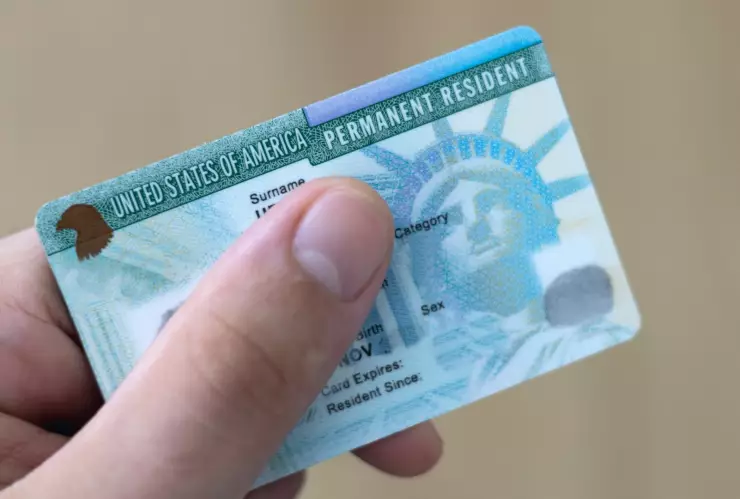 Una Green Card o tarjeta de residencia permanente.