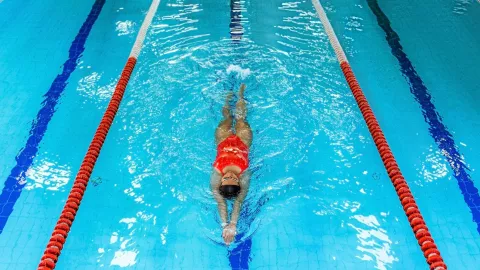 Nadar de espaldas puede ser un verdadero alivio para el dolor de rodillas