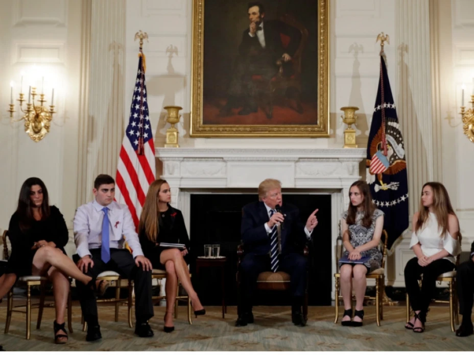 Trump dialóga con estudiantes sobre armas