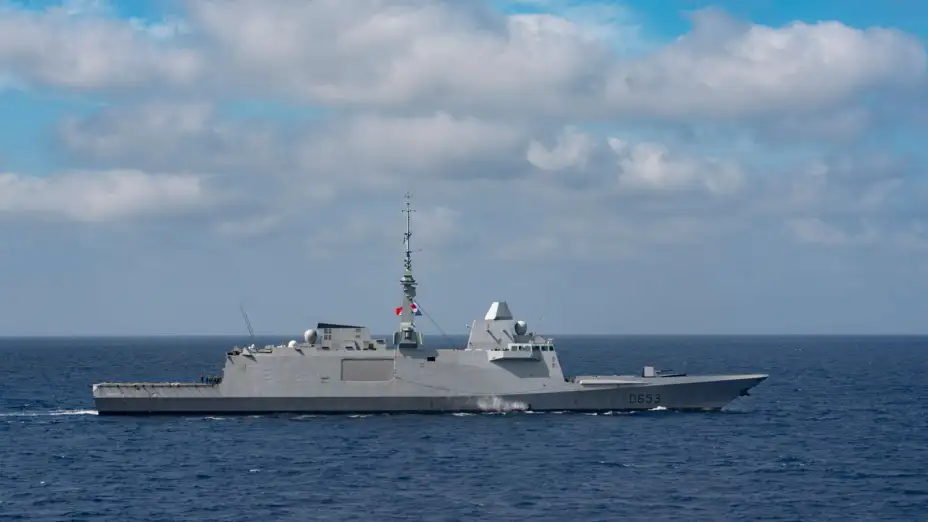 La fragata francesa Languedoc en el Estrecho de Ormuz.