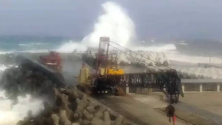 Oleaje causado por un tifón en el puerto de Kaminato, Japón.