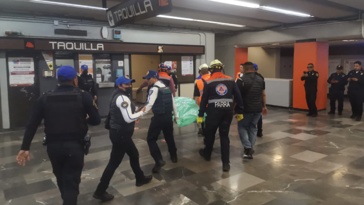 Servicios de emergencia realizó las maniobras de rescate de un hombre que cayó a las vías de la estación Chilpancingo de la L9 del Metro CDMX.