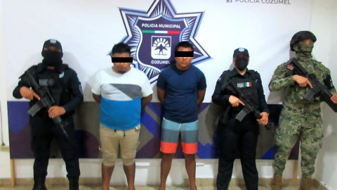 Detienen a dos personas por posesión de arma de fuego y droga