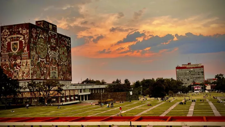 Encapuchados causan daños en la puerta principal de la Rectoría de la UNAM