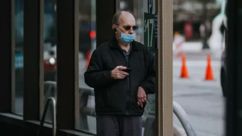 Hombre con cubrebocas