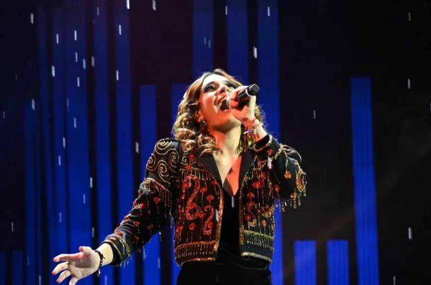 Mar Lara nos cautivó en la semifinal con su interpretación de “Me cuesta tanto olvidarte”, lo que llevó a Arturo López Gavito a expresar su orgullo, destacando que ha seguido los consejos de los críticos. Sin embargo, Lola Cortés se mostró disgustada con la actuación, señalando que los agudos de Mar no le agradaron y argumentando que la canción debería ofrecer un arrullo al público, lamentando que no logró manejarla adecuadamente.