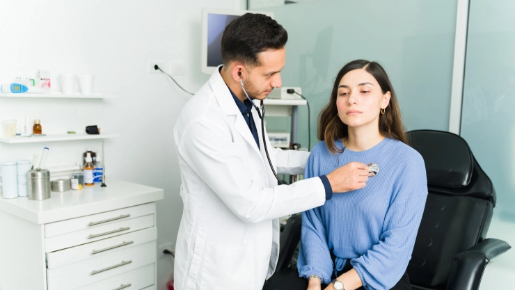 Un médico hace el chequeo a una paciente.