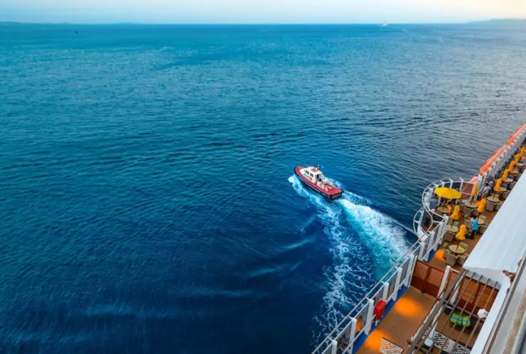 VIDEO: Así un hombre apuñaló a su compañera en un crucero y después se lanzó al mar; murió ahogado