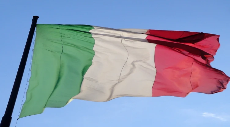 Bandera de Italia simbolizando los nuevos requisitos y restricciones para obtener la ciudadanía italiana por descendencia (ius sanguinis) en 2024.