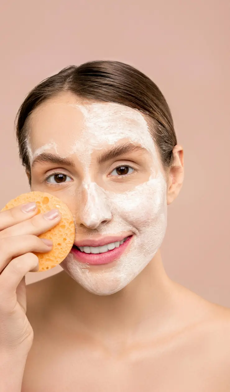 Aplica el tónico de agua de rosas después de una limpieza facial
