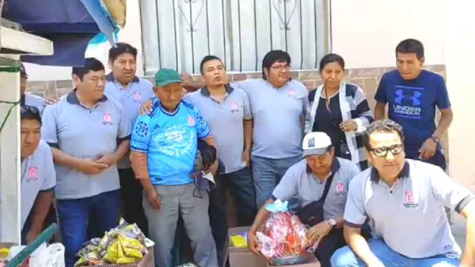 Ex alumnos premian al señor que les fiaba.