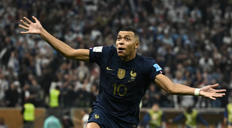 Kylian Mbappé juega con la Selección de Francia