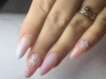 19 ideas de uñas rosas con brillos cortas y largas