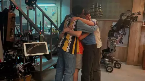 Elenco de Stranger Things abrazados.jpg