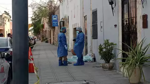 En calles del centro de Mérida hallan a un hombre sin vida en la vía pública
