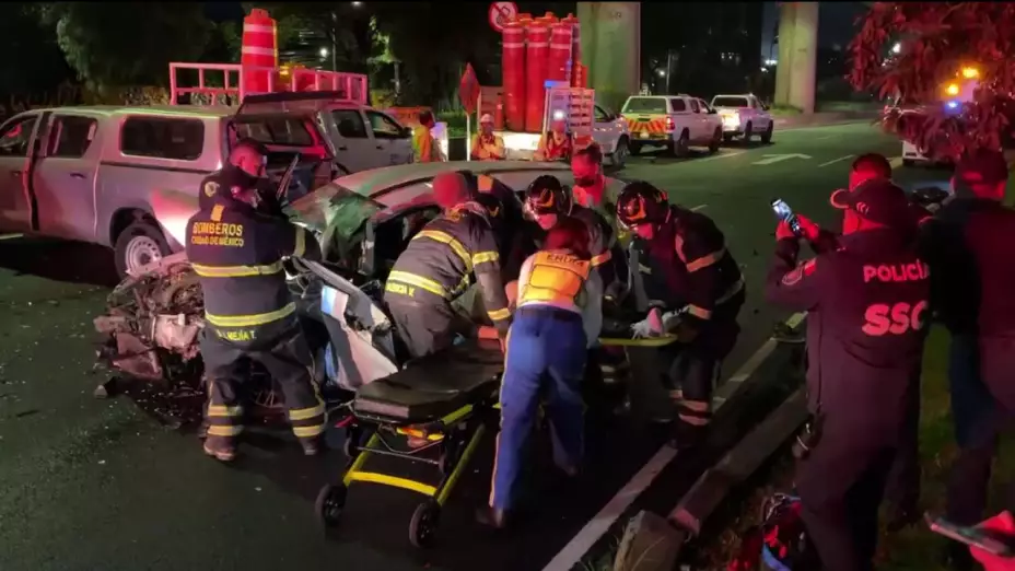 VIDEO: Un hombre fue rescatado en Periférico Sur tras destruir su auto en choque