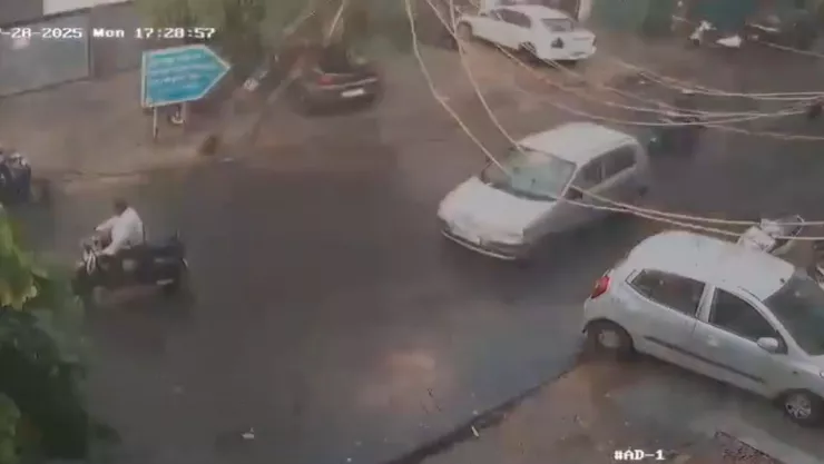¡Milagro en India! Poste eléctrico cae sobre persona y sobrevive.jpg