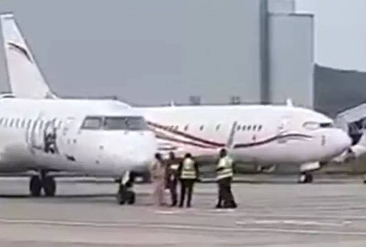 Pilotos casi atropellan a empleados de aeropuerto.jpg