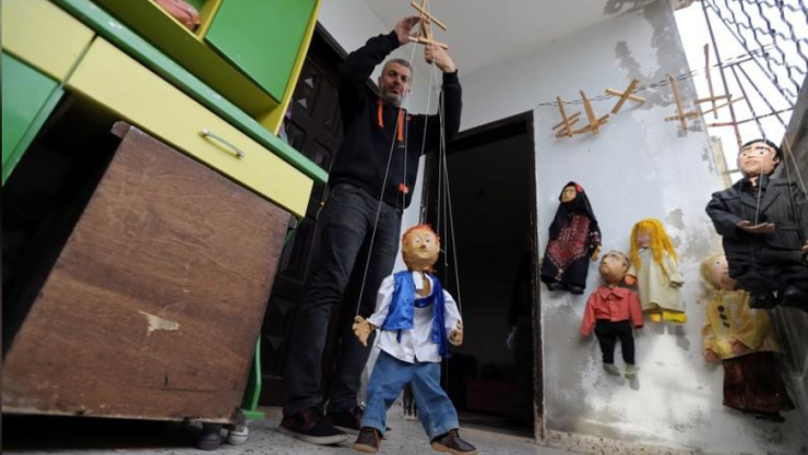 Un titiritero logra sacar risas a niños de Gaza con sus marionetas