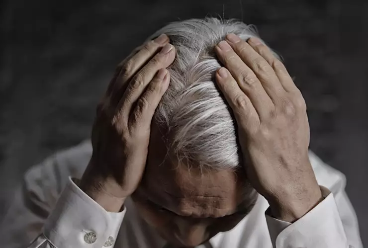 El tinte natural que puedes hacer con café para desaparecer las canas