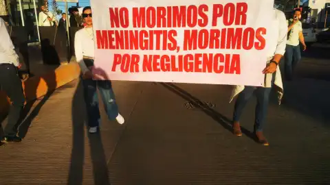 Familiares de víctimas de meningitis en Durango exigen agilizar las investigaciones