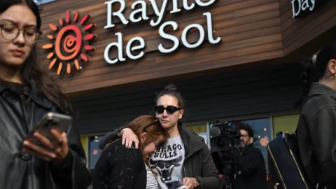 personas afuera de establecimiento