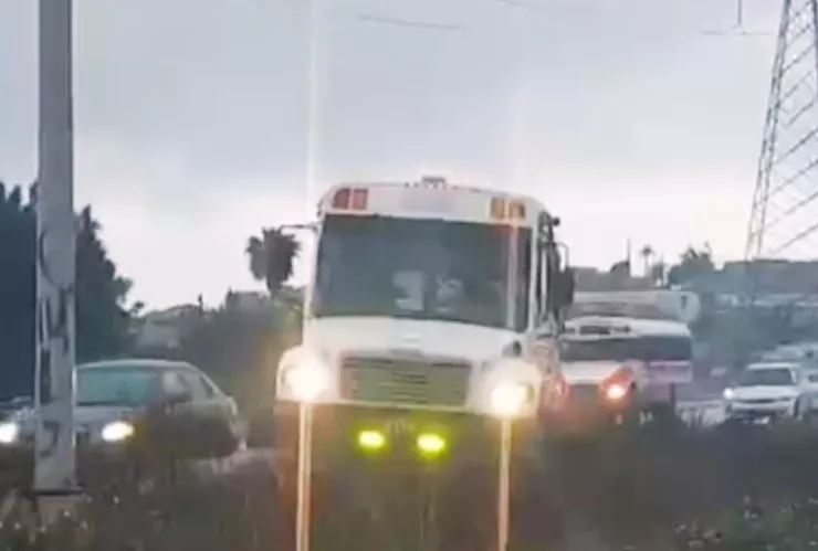 Camión varado en camellón de Tijuana hoy 28 de abril de 2025