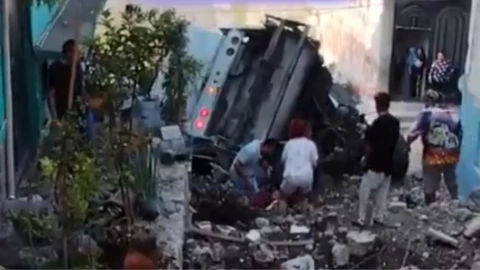 Confirman la muerte de una mujer tras la volcadura de un camión en Naucalpan.