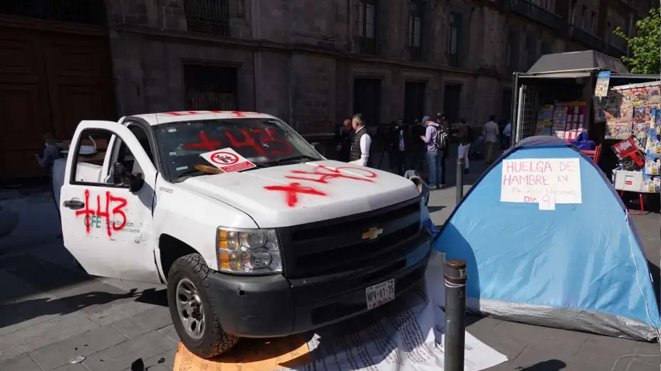 Manifestantes de Ayotzinapa frente a Palacio Nacional.
