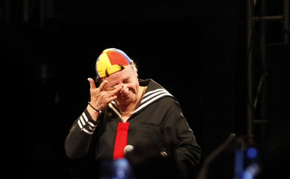 Carlos Villagrán interpretando a Quico