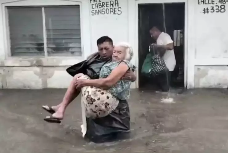 VIDEO_ Rescatan a abuelita que quedó atrapada por las fuertes lluvias en Tizimín