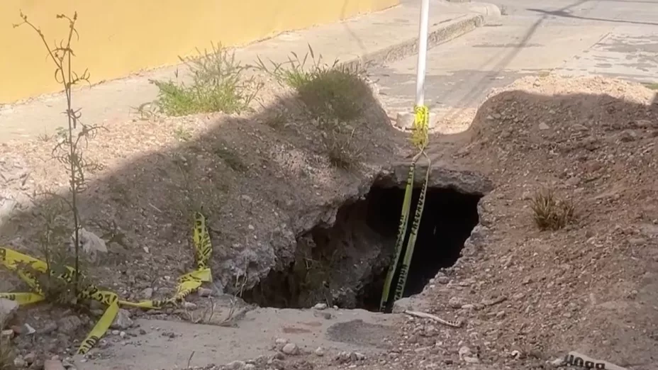 Vecinos del Llanito en Aguascalientes denuncian socavones de más de dos metros sin atención
