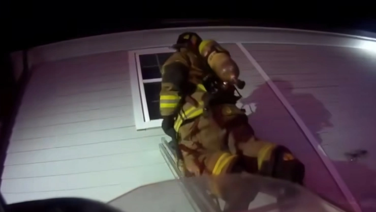 Madre logra salvar a uno de sus hijos de un incendio en Texas, pero otro queda atrapado