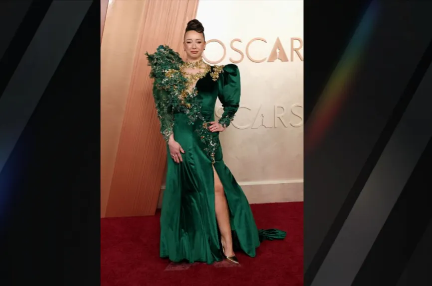 Laura Blount quiso rendir homenaje a ‘Wicked'; sin embargo, su extravagancia, no la hizo brillar en la alfombra roja de los Oscars. | Foto: Mike Coppola/Getty Images