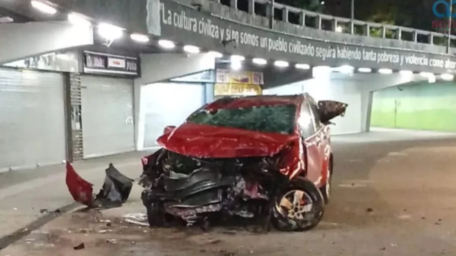 camioneta volcó en Glorieta de los Insurgentes
